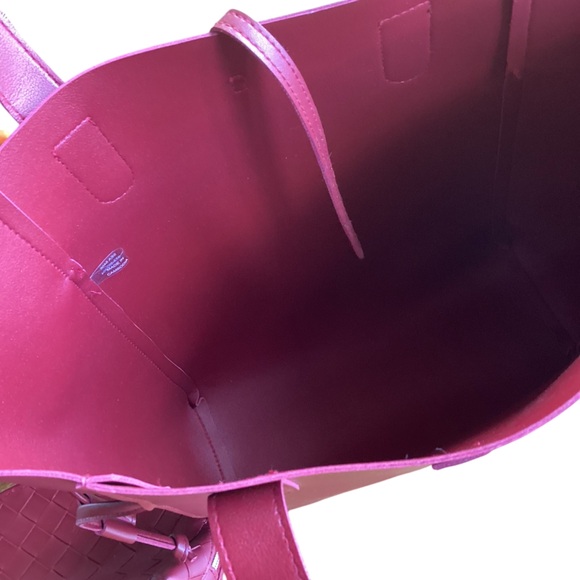 Neiman Marcus Tote and Makeup bag set in faux leather - Picture 6 of 11